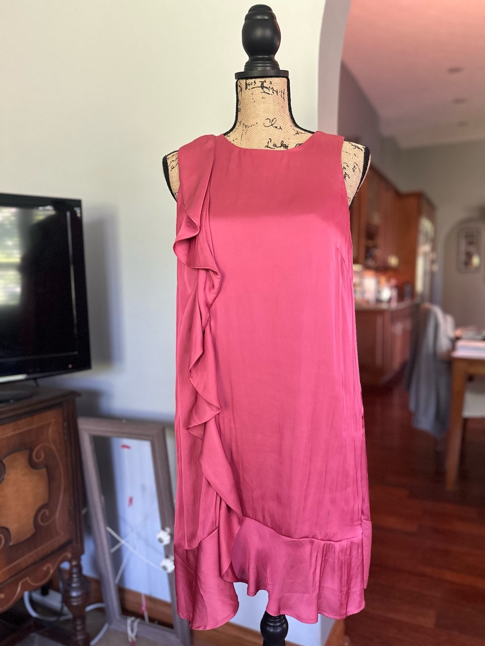 Astr The Label Sleeveless Ruffle Shift Dress in Rose Pink. Large.